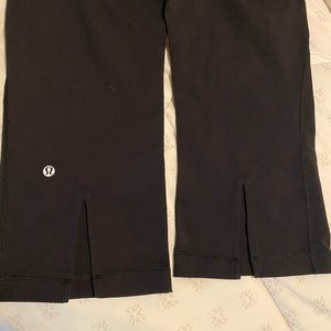 Lululemon black capris / bottom split